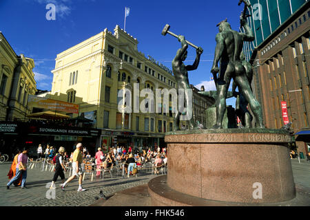 Finnland, Helsinki, Aleksanterinkatu Straße, der drei Smiths statue Stockfoto