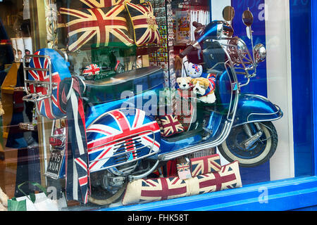 Mods Vespa Roller und Union Jack Produkte in einem Shop-Schaufenster. Oxford, England Stockfoto