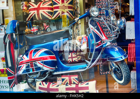 Mods Vespa Roller und Union Jack Produkte in einem Shop-Schaufenster. Oxford, England Stockfoto