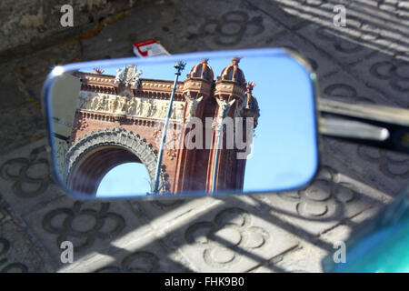 Arco del Triunfo gesehen spiegelt sich in den Rückspiegel eines Motorrades Stockfoto