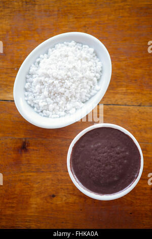 Acai Beere Zellstoff, Tapioka und Honig - typisches Frühstücksgericht im Norden Brasiliens Stockfoto