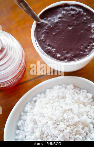 Acai Beere Zellstoff, Tapioka und Honig - typisches Frühstücksgericht im Norden Brasiliens Stockfoto