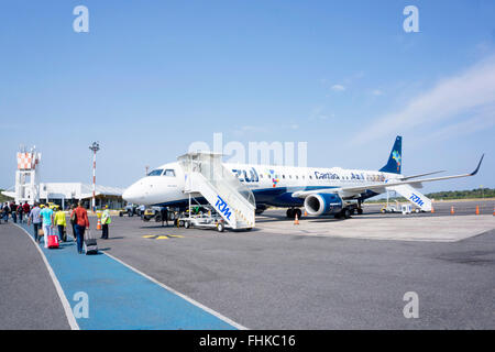 Azul Embraer-Jets auf dem Rollfeld am Flughafen in Brasilien Stockfoto