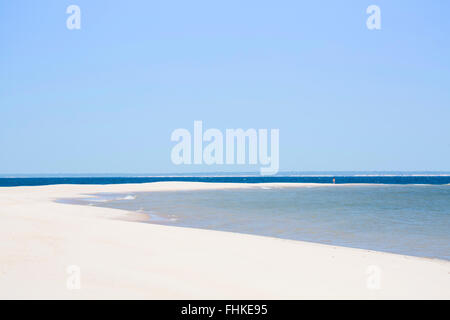 Eine junge Frau an einem einsamen Strand auf dem Tapajos River in der Nähe von Alter Chao im brasilianischen Amazonasgebiet Stockfoto