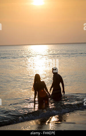 Touristen in der Tapajos schwimmen Stockfoto
