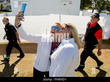 Palm Beach Gardens, Florida, USA. 25. Februar 2016. Heather Neville, Jupiter und Laura Creech, North Palm Beach, machen Sie eine Selfie Phil Mickelson hinter dem 17. grün während der ersten im Laufe der Runde von der Honda Classic in Palm Beach Gardens, Florida am 25. Februar 2016. © Allen Eyestone/der Palm Beach Post/ZUMA Draht/Alamy Live-Nachrichten Stockfoto