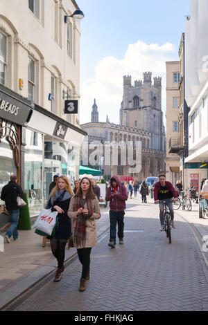 Menschen wandern und Radfahren an einem sonnigen Tag im Stadtzentrum von Cambridge; Kirche-Straße, Cambridge UK Stockfoto