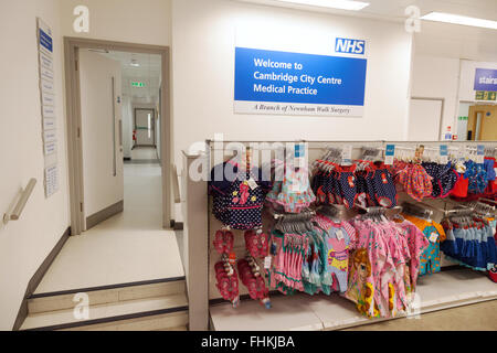 Cambridge City Centre Arztpraxis, eine NHS-allgemeine Praxis Ärzte Chirurgie im Stiefel Shop, Cambridge UK Stockfoto