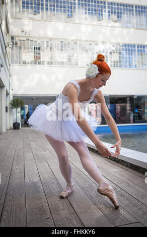 Ballerina in einem städtischen Umfeld.  Pudding-Fabrik, Digbeth, Birmingham, UK Stockfoto