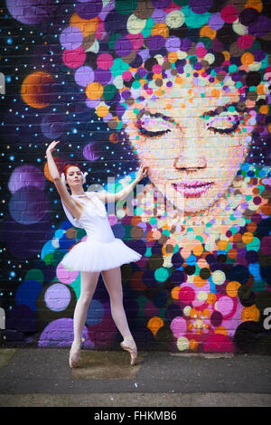 Ballerina in einem städtischen Umfeld. Graffiti von Jimmy C.  Gibb Street, Custard Factory Digbeth, Birmingham, UK Stockfoto