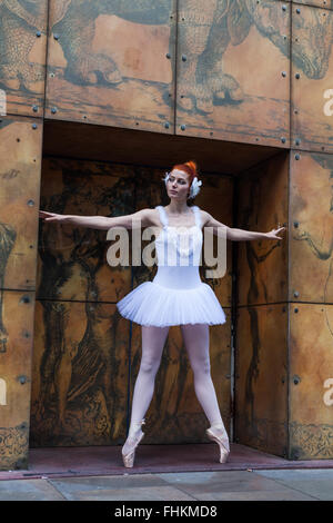 Ballerina in einem städtischen Umfeld.  Gibb Street, Custard Factory Digbeth, Birmingham, UK Stockfoto