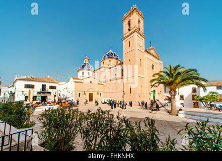 Touristen, die zu Fuß in der Stadt der wichtigste Platz von Altea Stockfoto