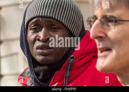 London, UK. 25. Februar 2016.  Ein sauberer spricht bei der IWGB Protest außerhalb CBRE verwaltet Büros am 1 Finsbury Circus vor Viktimisierung der Reiniger durch Reinigung Auftragnehmer CCM. Sie wollen bessere Arbeitsbedingungen und Management und sagen CCM Disziplinarverfahren zu entlassen union Rep Teresa Lomba und andere zu bedrohen, die protestieren missbraucht haben. Sie versprechen weitere Proteste, bis die Opfer Rep wieder einsatzbereit ist. Bildnachweis: Peter Marshall/Alamy Live-Nachrichten Stockfoto