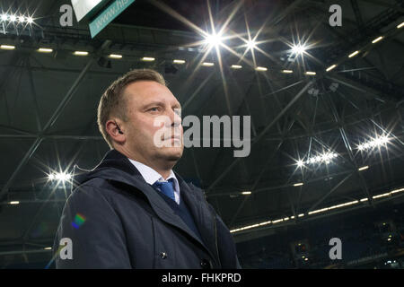 Gelsenkirchen, Deutschland. 25. Februar 2016. Schalke Trainer Andre Breitenreiter, bevor die Europa League Runde der 32 Rückspiel Fußballspiel zwischen FC Schalke 04 und der FC Shakhtar Donetsk in der Veltins Arena in Gelsenkirchen, Deutschland, 25. Februar 2016. Foto: MAJA HITIJ/Dpa/Alamy Live News Stockfoto