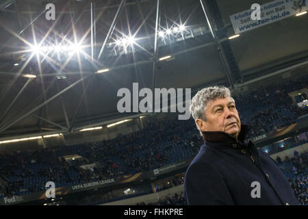 Gelsenkirchen, Deutschland. 25. Februar 2016. Donezk Trainer Mircea Lucescu, bevor die Europa League Runde der 32 Rückspiel Fußballspiel zwischen FC Schalke 04 und der FC Shakhtar Donetsk in der Veltins Arena in Gelsenkirchen, Deutschland, 25. Februar 2016. Foto: MAJA HITIJ/Dpa/Alamy Live News Stockfoto