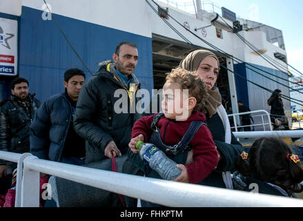 Athen, Griechenland. 25. Februar 2016. Migranten und Flüchtlinge kommen in den Hafen von Piräus in Athen, am 25. Februar 2016. Mehr als 2.100 Migranten kam am Donnerstag am Hafen von Piräus aus den griechischen Inseln.  Bildnachweis: Elias Verdi / Alamy Live News Stockfoto