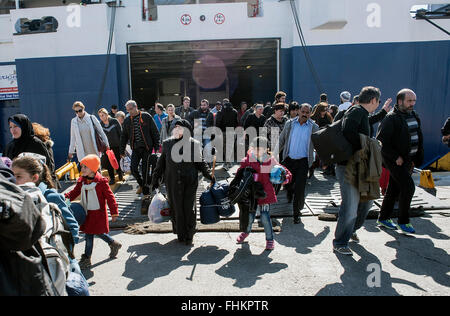 Athen, Griechenland. 25. Februar 2016. Migranten und Flüchtlinge kommen in den Hafen von Piräus in Athen, am 25. Februar 2016. Mehr als 2.100 Migranten kam am Donnerstag am Hafen von Piräus aus den griechischen Inseln.  Bildnachweis: Elias Verdi / Alamy Live News Stockfoto