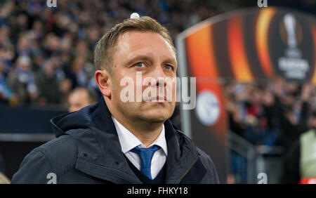 Gelsenkirchen, Deutschland. 25. Februar 2016. Schalke Trainer Andre Breitenreiter bei der Fußball-Europa League Runde der 32 Rückspiel-match zwischen FC Schalke 04 und der FC Shakhtar Donetsk in der Veltins Arena in Gelsenkirchen, Deutschland, 25. Februar 2016. Foto: GUIDO KIRCHNER/Dpa/Alamy Live News Stockfoto