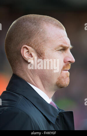 Burnley Manager, Sean Dyche, Uhren seiner Seite auf QPR Loftus Road am 6. Dezember 2014 statt. Stockfoto