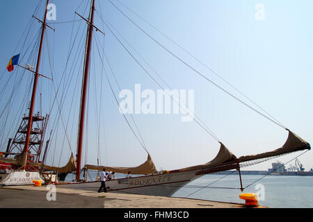 Super Sommer Wochenend-Kreuzfahrt und unvergessliches Abenteuer am Schwarzen Meer mit Segelschiff Adornate, Constanta, Rumänien. Stockfoto