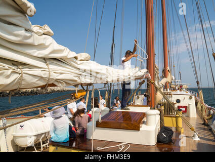 Super Sommer Wochenend-Kreuzfahrt und unvergessliches Abenteuer am Schwarzen Meer mit Segelschiff Adornate, Constanta, Rumänien. Stockfoto