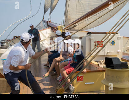 Super Sommer Wochenend-Kreuzfahrt und unvergessliches Abenteuer am Schwarzen Meer mit Segelschiff Adornate, Constanta, Rumänien. Stockfoto