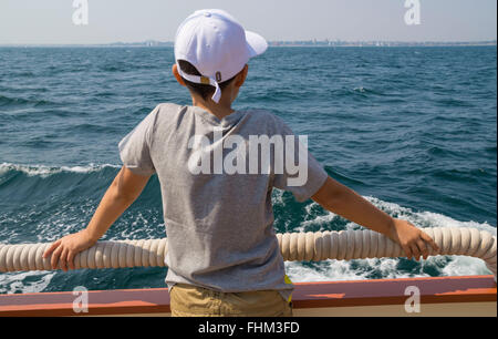 Super Sommer Wochenend-Kreuzfahrt und unvergessliches Abenteuer am Schwarzen Meer mit Segelschiff Adornate, Constanta, Rumänien. Stockfoto