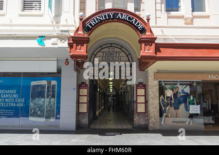 Eingang zum Trinity Arcade shopping Precinct auf Hay Street, Perth, Western Australia. Stockfoto