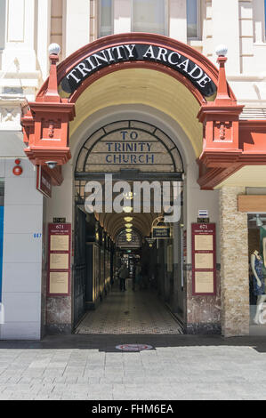 Eingang zum Trinity Arcade shopping Precinct auf Hay Street, Perth, Western Australia. Stockfoto