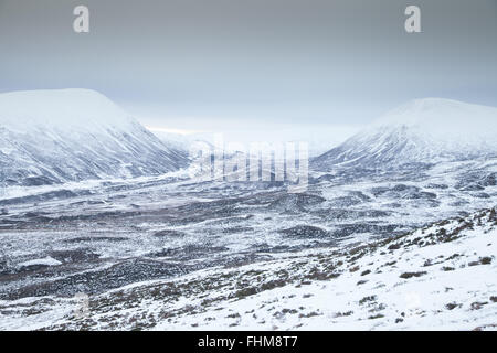 Blick nach Süden über den Drunochter Pass unter winterlichen Bedingungen von den Hängen des Geal Charn, Schottland. Stockfoto