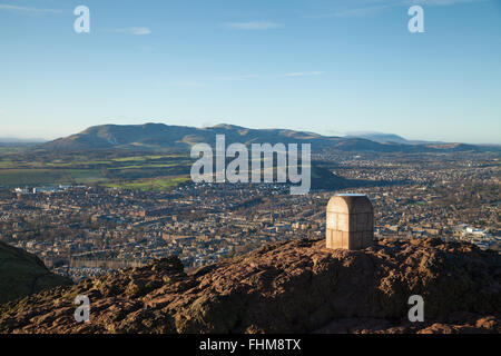 Blick auf die Pentland Hills und Edinburgh von der Spitze des Aurthurs Sitz, Edinburgh, Schottland. Stockfoto