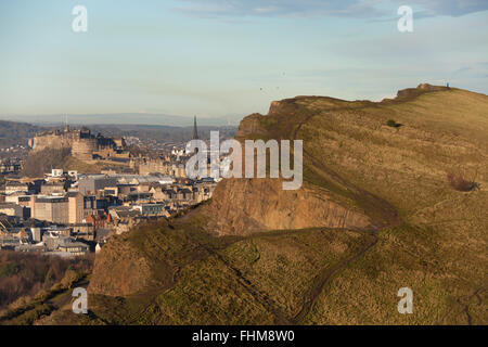 Blick auf Edinburgh Castle und Salisbury Crags von Holyrood Park, Edinburgh, Schottland. Stockfoto
