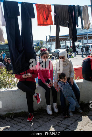 Athen, Griechenland. 25. Februar 2016. Migranten und Flüchtlinge kommen in den Hafen von Piräus in Athen, am 25. Februar 2016. Mehr als 2.100 Migranten kam am Donnerstag am Hafen von Piräus aus den griechischen Inseln.  Bildnachweis: Elias Verdi / Alamy Live News Stockfoto