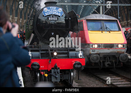 Kings Cross Station, London, UK. 25. Februar 2016. Iconic Dampf Lokomotive Flying Scotsman am Bahnhof Kings Cross Plattform 1 vor 07:40 festlichen Eröffnung laufen entlang der East Coast Mainline nach einem Jahrzehnt lang 4.2million Pfund Restaurierung. Diese historische Reise zwischen London und York, ist die erste Gelegenheit für die Öffentlichkeit zu den geliebten Motor in grün und mit seiner legendären Typenschild zu sehen. Bildnachweis: Malcolm Park Leitartikel/Alamy Live-Nachrichten Stockfoto