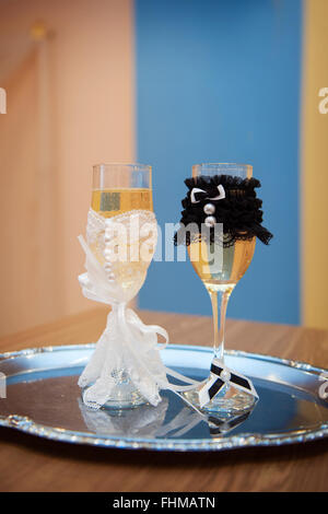 zwei Gläser mit Champagner auf dem Tisch stehend Stockfoto