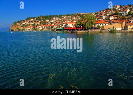 Das Dorf Ohrid am Ohridsee in Mazedonien. Schuss aus dem See. Ohrid-See ist einer der ältesten Seen der Welt. Stockfoto