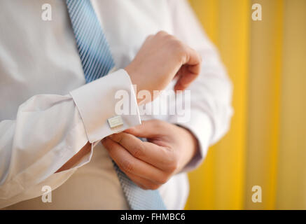 Mann Manschettenknöpfe Knöpfe auf den t-Shirts Stockfoto