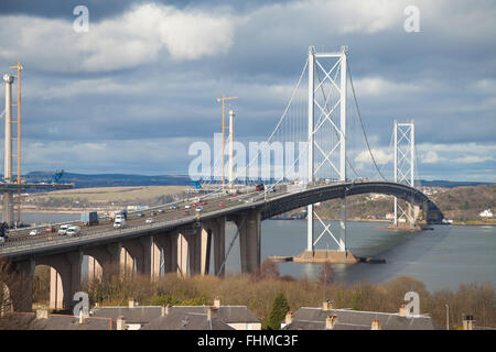 Die Forth Road Bridge mit den neuen Queensferry Crossing hinter in der Nähe von Edinburgh gesehen von South Queensferry, Schottland gebaut. Stockfoto