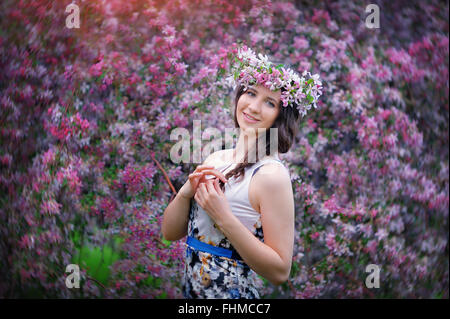 Schönes Mädchen im freien Feder Porträt, junge Frau mit Blumen in den grünen Park, Feder-Konzept. fröhliche Teenager gehen im Freien. Serie im portfolio Stockfoto