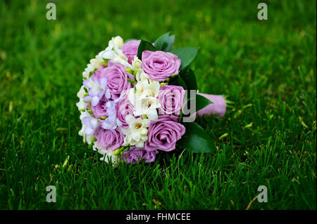 Schöne Hochzeit Bouquet t liegen auf dem Rasen Stockfoto