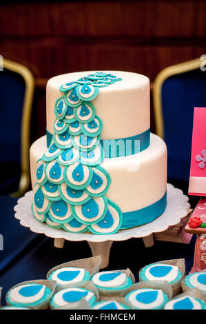 Zweistufige Hochzeitstorte mit blauen Bändern Stockfoto