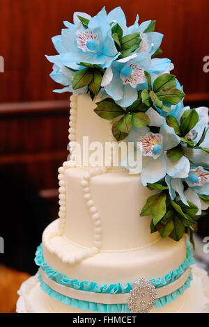 Detail der Hochzeitstorte mit blauen Blüten Stockfoto