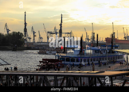 Sonnenuntergang am St. Pauli Piers, Hafen Hamburg, Deutschland, Europa Stockfoto