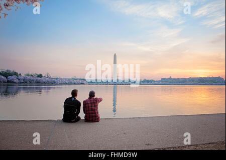 Besucher dieser Seite des Sonnenaufgangs am Tidal Basin während der Kirschblüte Stockfoto