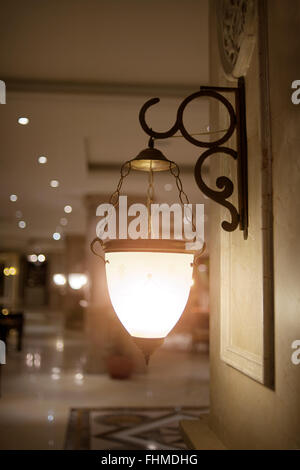 schöne Wandleuchte in der lobby Stockfoto