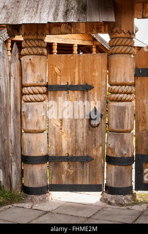 alte Holztür auf Metallscharniere Stockfoto