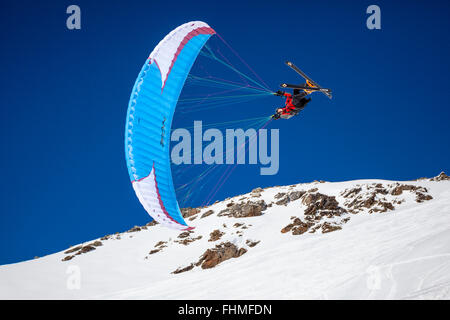Paragleiten mit Ski, Skigebiet Sulden in Südtirol, Italien Stockfoto