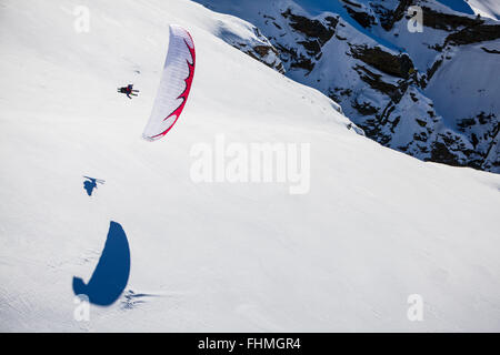 Paragleiten mit Ski, Skigebiet Sulden in Südtirol, Italien Stockfoto