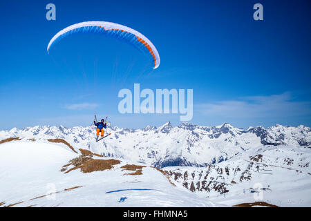 Paragleiten mit Ski, Skigebiet Silvretta, Ischgl, Tirol, Österreich Stockfoto