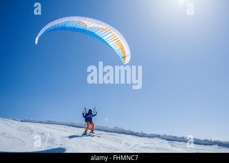 Paragliding-Take off mit Ski, Skigebiet Silvretta, Ischgl, Tirol, Österreich Stockfoto